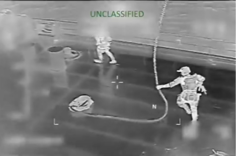 SA HELIKOPTERA UPADAJU NA TANKER! Snimljena akcija američkih snaga, plovilo povezano sa Venecuelom (VIDEO)